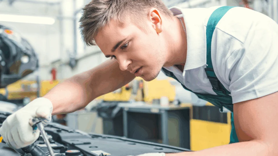 Conheça 4 cursos técnicos com destaque na indústria e boas oportunidades de emprego