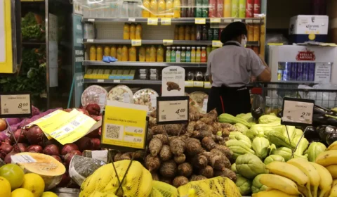 Contratos de trabalho por hora em supermercados aumentam precarização