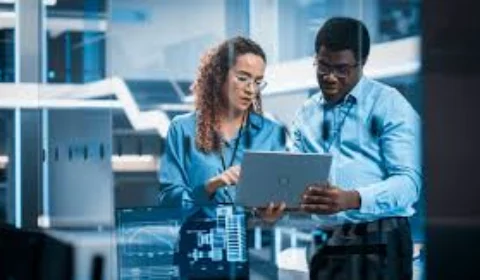 Setor de tecnologia oferece salários de até R$ 55 mil e busca profissionais qualificados