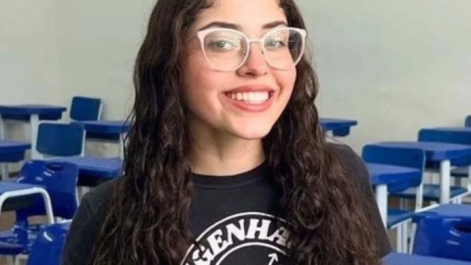 Ao se formar sozinha em curso universitário, aluna viraliza nas redes sociais