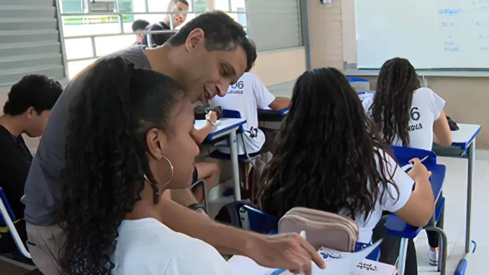 Professores podem acumular cargo público, decide Congresso