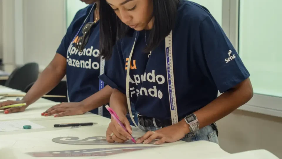 Ensino técnico se consolida como atalho para emprego rápido e salários mais altos no Brasil