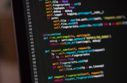 Python, Java e JavaScript lideram demanda e impulsionam salários no mercado de tecnologia