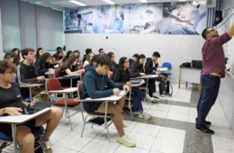 Pedagogia lidera matrículas e EaD supera presencial; veja os cursos com mais alunos matriculados