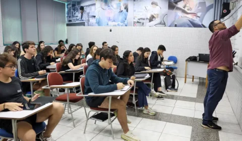 Pedagogia lidera matrículas e EaD supera presencial; veja os cursos com mais alunos matriculados