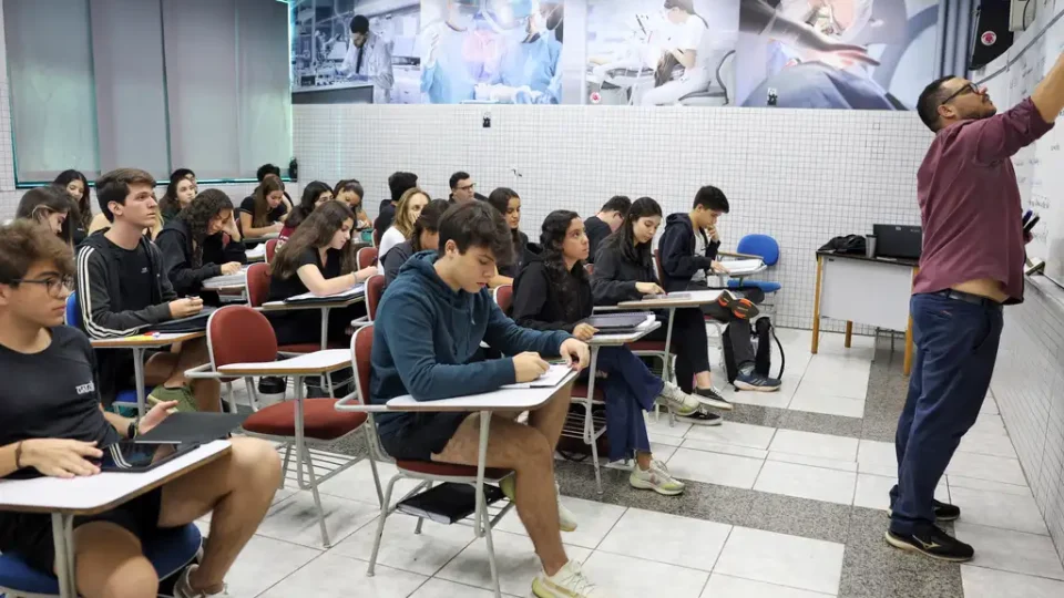 Pedagogia lidera matrículas e EaD supera presencial; veja os cursos com mais alunos matriculados