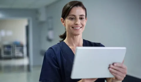 Diretor Médico: alta senioridade explica salários de até R$ 100 mil no Brasil