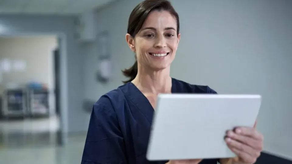 Diretor Médico: alta senioridade explica salários de até R$ 100 mil no Brasil