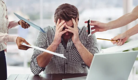 Burnout em alta: jovens pressionam empresas por um novo modelo de trabalho