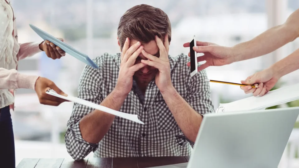Burnout em alta: jovens pressionam empresas por um novo modelo de trabalho