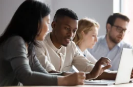 Estágio se consolida como principal ponte entre universidade e emprego formal no Brasil