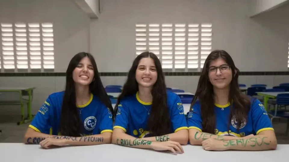 Após estudarem juntas, trigêmeas alunas de escola pública são aprovadas no Ensino Superior