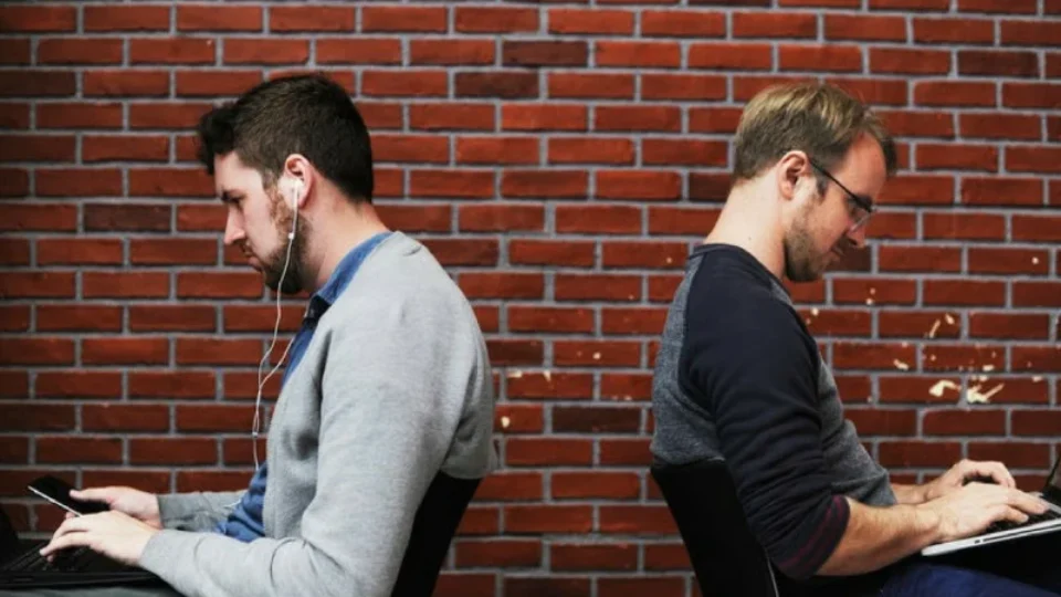 O silêncio como vantagem competitiva: mercado de trabalho passa a valorizar profissionais introvertidos