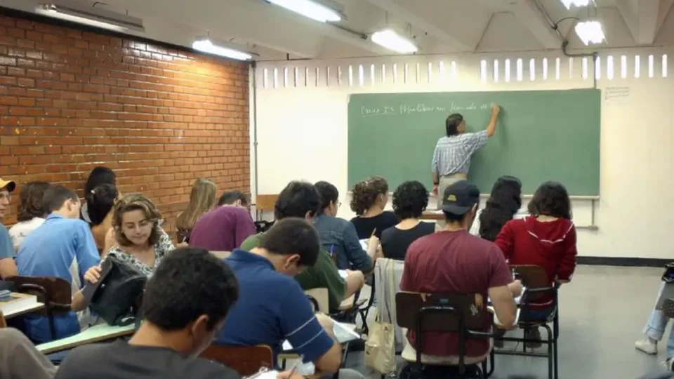 Cursos ligados à tecnologia, gestão e dados ganham força no mercado de trabalho em 2026