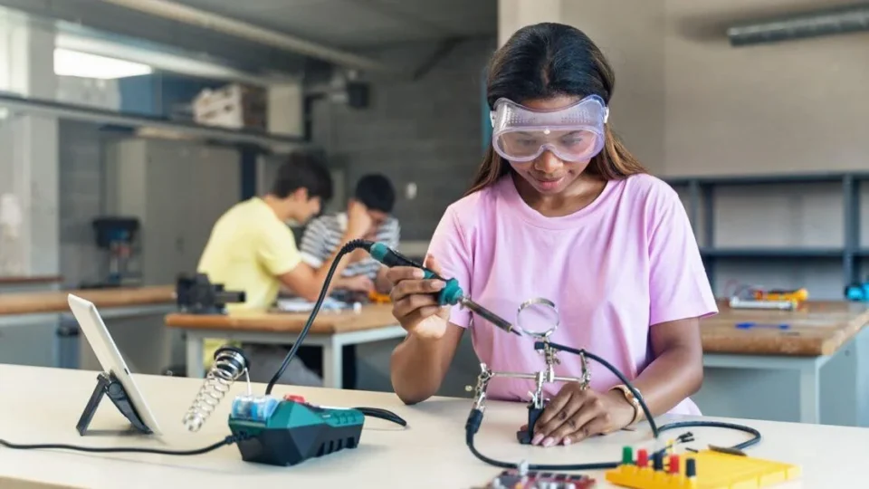 Saiba quais são os 10 cursos técnicos das carreiras mais bem pagas do Brasil