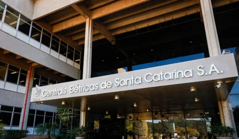 Celesc abre concurso com salários de até R$ 6,9 mil