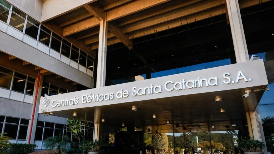 Celesc abre concurso com salários de até R$ 6,9 mil