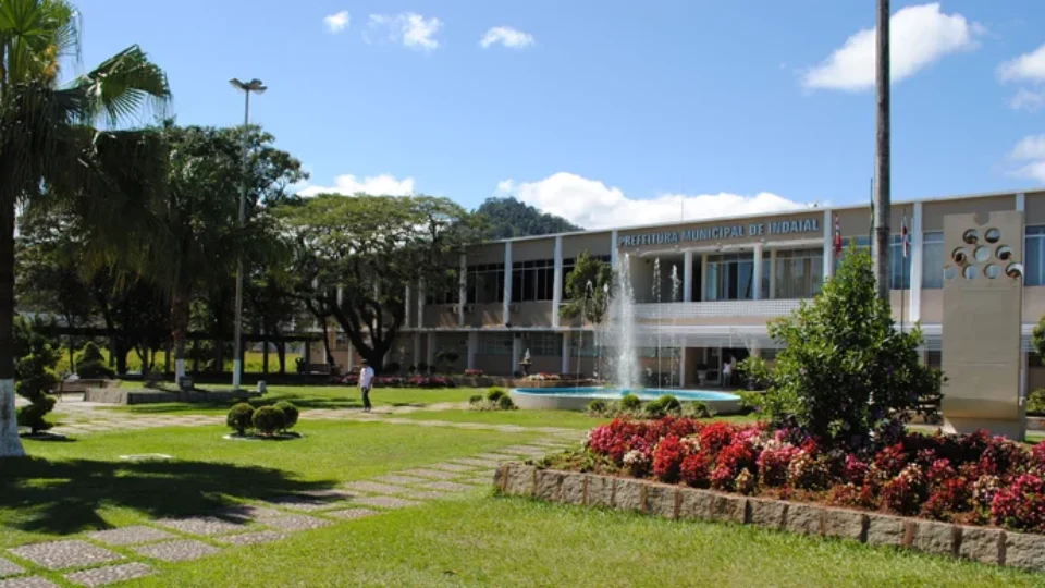 Cidade de SC abre processo seletivo com salários acima de R$ 20 mil; veja cargos